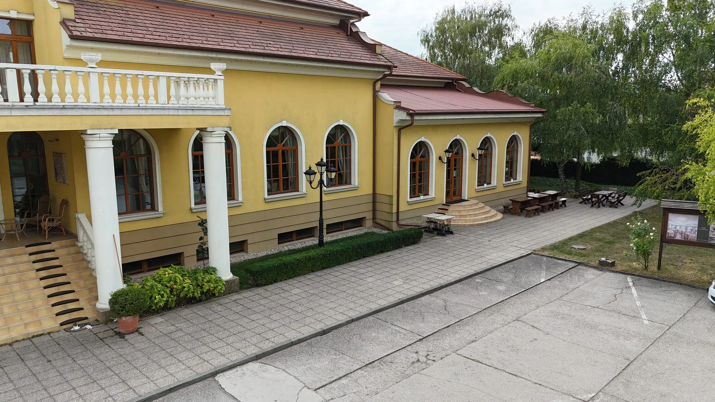 Park a baroková fasáda Hotela Plauter Kúria vo Veľkom Mederi