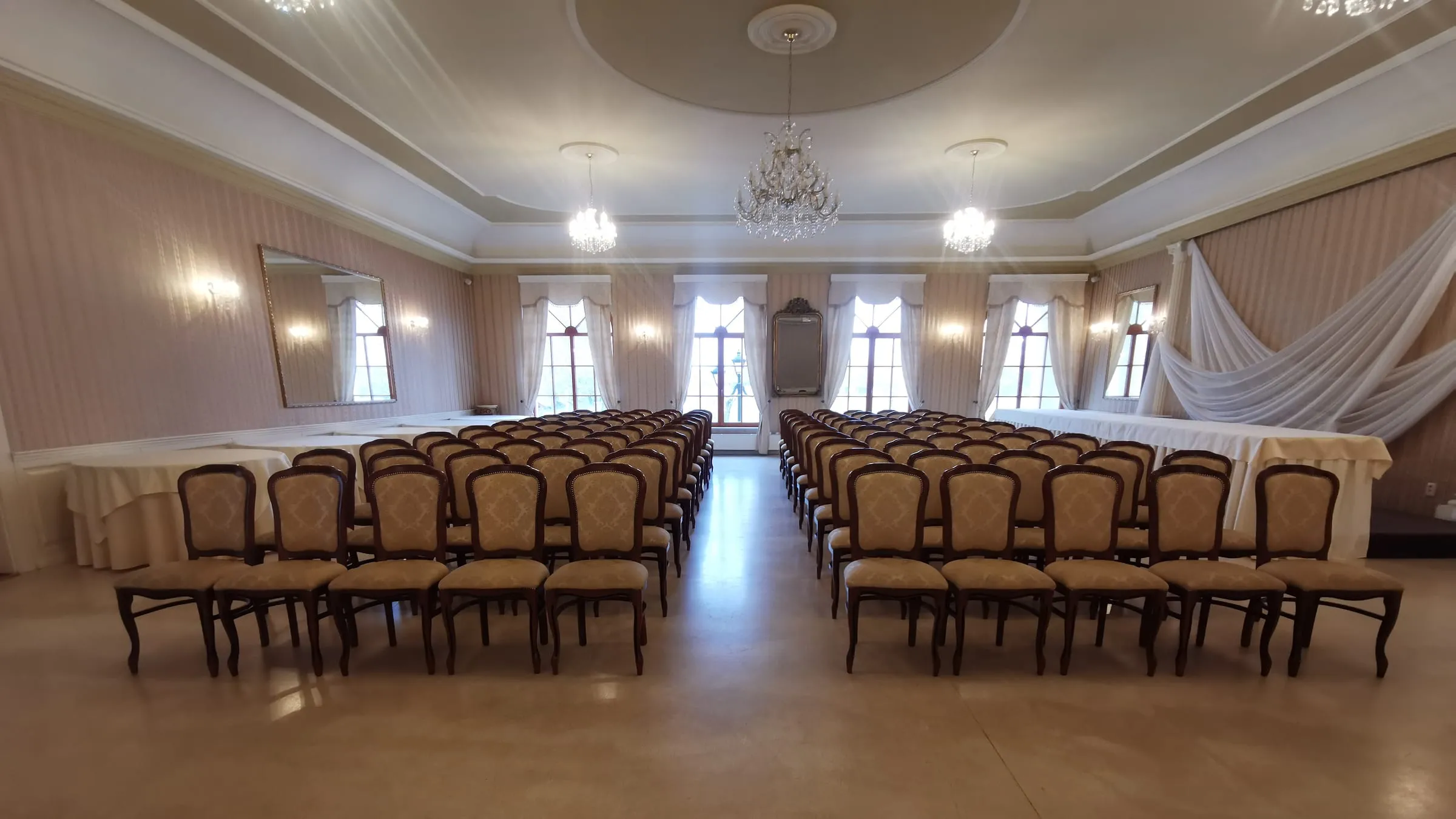 Konferenčná sála pripravená na podujatie