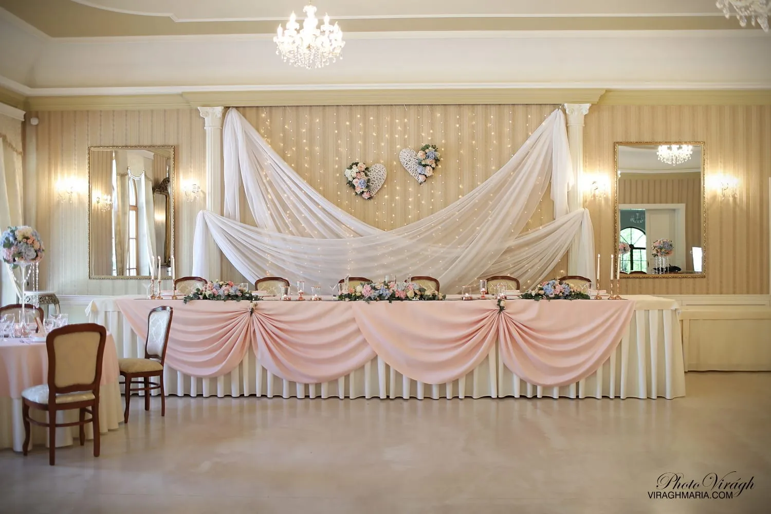 Head table in front of a light curtain