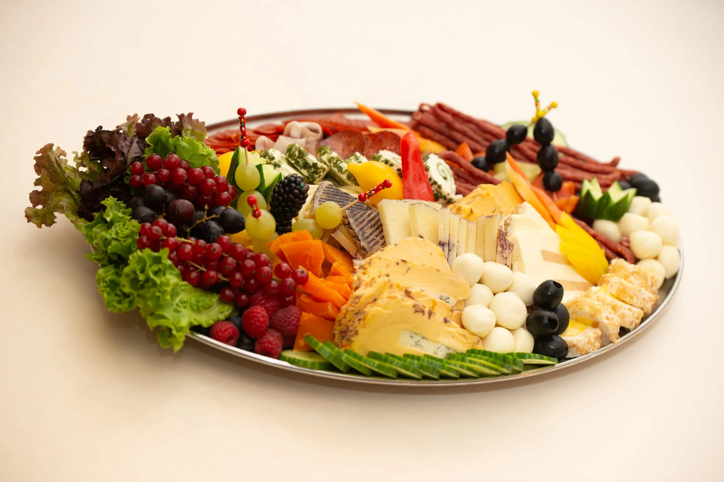 Kalte Küche mit Obst- und Käseplatte